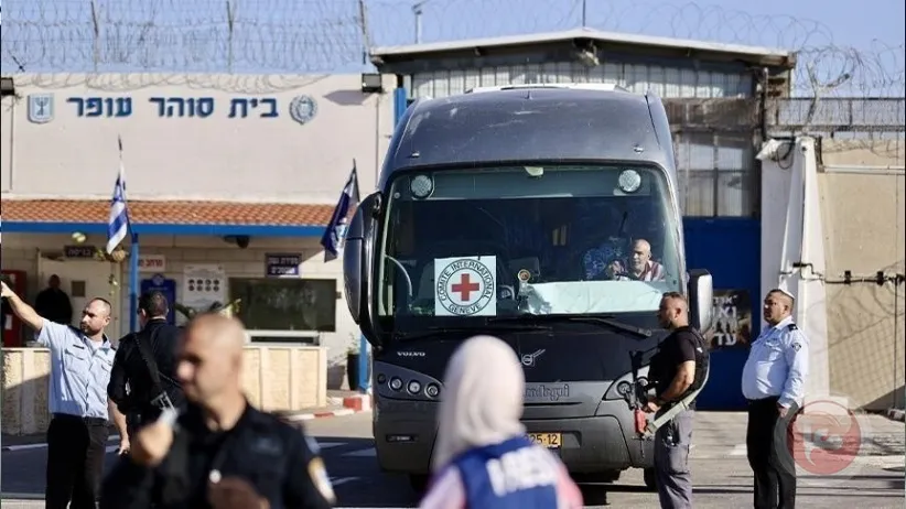 الاحتلال يفرج عن الدفعة الثانية من المعتقلين من “النقب” ضمن المرحلة الأولى من اتفاق وقف إطلاق النار